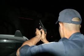 Photo of الشرطة تستعين بالمسدسات لتوقيف عتاة المجرمين في مواجهات خطيرة
